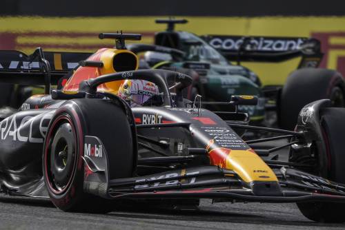 F1, Verstappen domina le qualifiche a Suzuka. Leclerc dietro alle McLaren