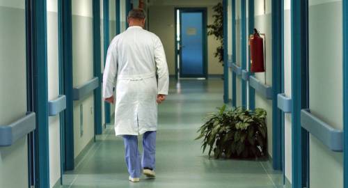 "C'è un solo letto, decidete voi chi viene operata", choc all'ospedale di Lecco