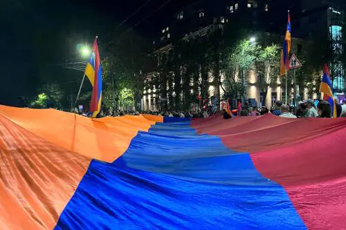 "Ci hanno tradito": la rabbia della piazza armena