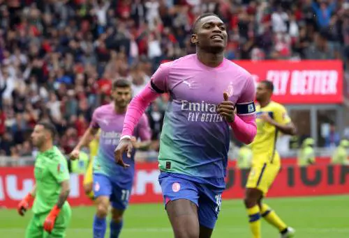 Il Milan torna alla vittoria contro l'Hellas Verona: decide un gol di Leao