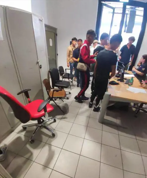 "Noi baby-sitter ai minori non accompagnati". Ecco cosa succede nei commissariati