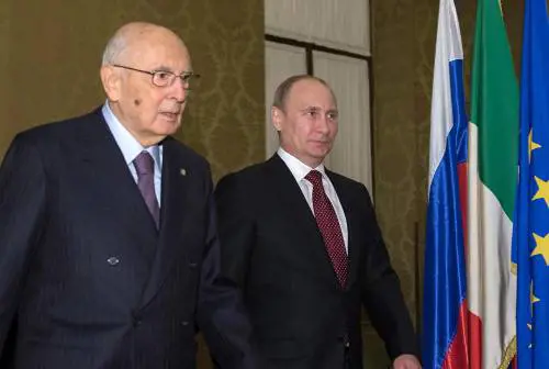 La politica si ferma per il "re". Cordoglio da tutto il mondo. Putin scrive a Mattarella