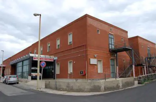 Lite furibonda nella notte, dà fuoco alla compagna