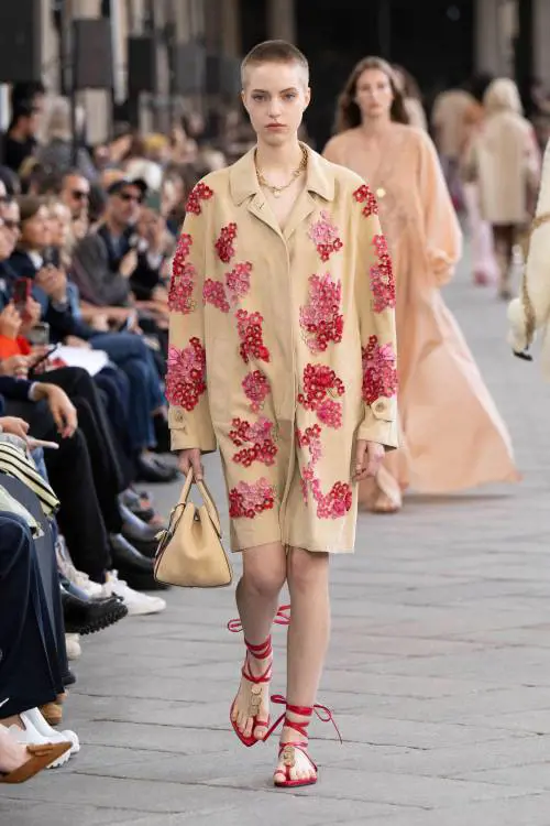 (Mini) calzoncini e fiori. Scervino fa sfilare la seduzione gentile