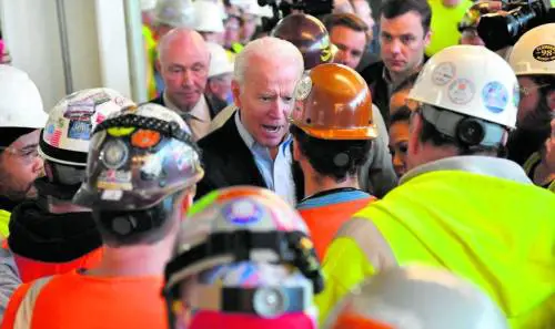 Biden come Berlinguer: picchetti con le tute blu per contrastare Trump