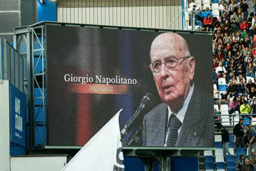 Napolitano: il picchetto d'onore, le corone di fiori, l'arrivo dei politici alla camera ardente