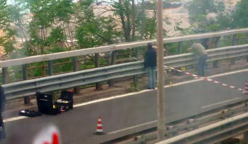 Bendato e coi piedi legati: un cadavere appeso al guardrail. Orrore a Trieste