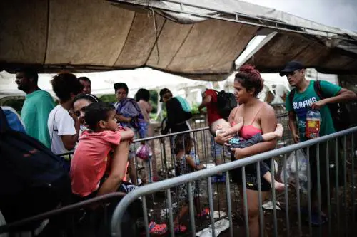 "Siamo a un punto di rottura". Bomba migranti in Texas. E Biden manda l'esercito