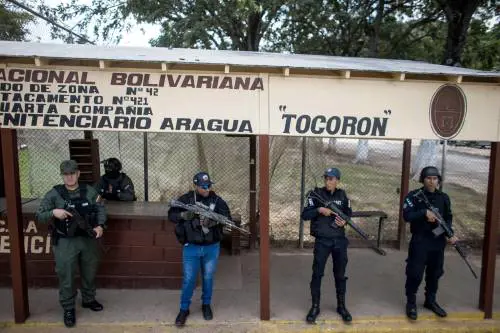 Maxi-blitz a Tocorón: sgomberata la prigione-hotel in Venezuela