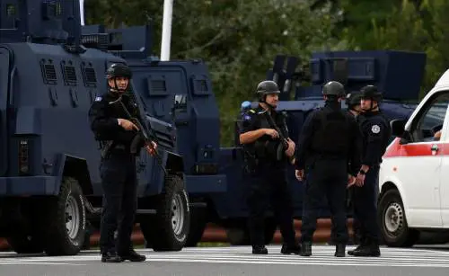 Kosovo, sale la tensione per l'uccisione di un poliziotto. Trenta uomini armati barricati in un monastero