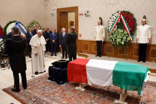 Il Papa a sorpresa in Senato. Omaggio al feretro tricolore senza il segno della croce