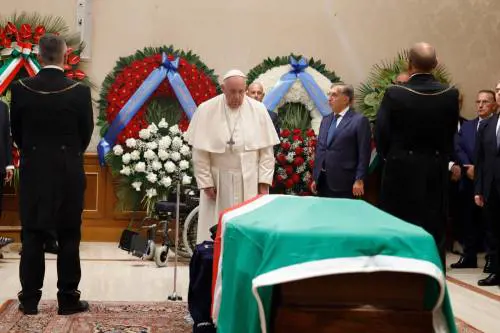 Com'è triste vedere Francesco inerte davanti alla morte. Esultano gli ex Pci
