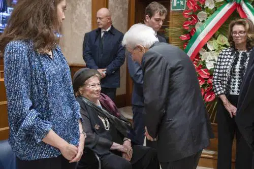 Il dolore composto di Clio. La prima uscita pubblica senza il suo Giorgio dopo 64 anni insieme