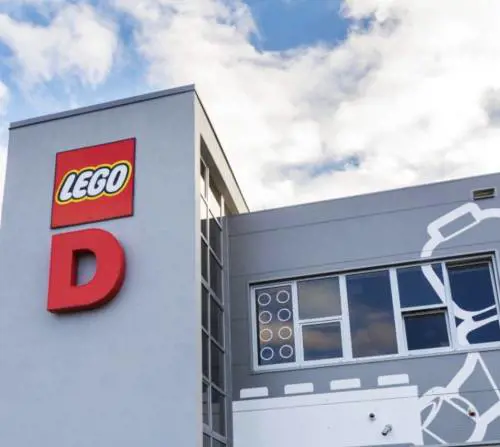 Anche Lego smaschera l’ipocrisia green