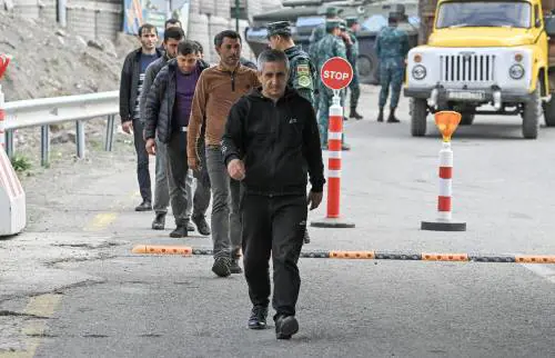 Gli armeni abbandonano il Nagorno-Karabakh: "Temiamo una pulizia etnica"