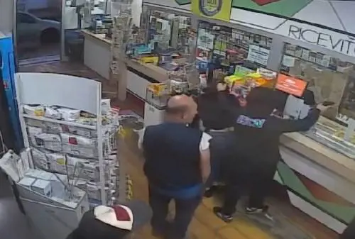 Pompei, uomo armato tenta rapina in un bar: clienti lo pestano e lo mettono in fuga