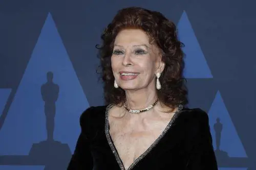 "Hai visto che scherzo ti ho combinato". Sophia Loren parla dopo l'incidente