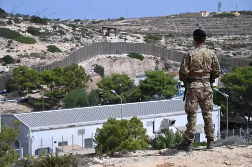 La Consulta boccia (a metà) i Cpr migranti. Il Viminale: "Il loro uso resta legittimo"