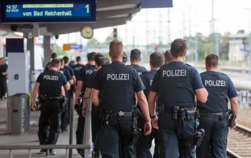 Germania, automobilista si lancia sulla folla a Passau: numerosi feriti