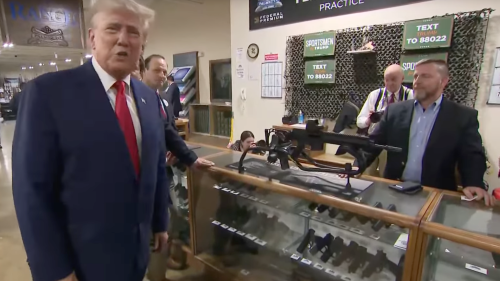 Donald Trump incantato da una pistola, ma non può comprarla: ecco perché
