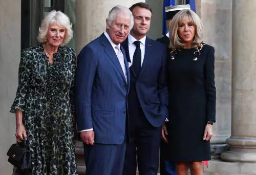 “È stato complicato”. Il viaggio di Carlo in Francia è un successo a metà?