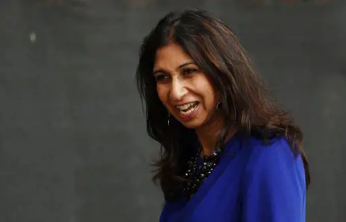 Londra ora vuole rivedere il diritto d'asilo. "Non è sufficiente essere gay o una donna"