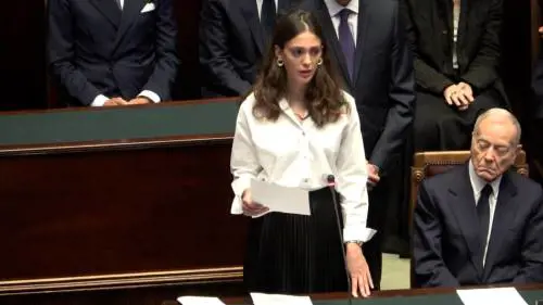 Il discorso commosso della nipote Sofia. "Sempre presente con noi come col Paese"