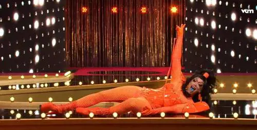 La doppia vita del leader politico: in tv travestito da drag queen