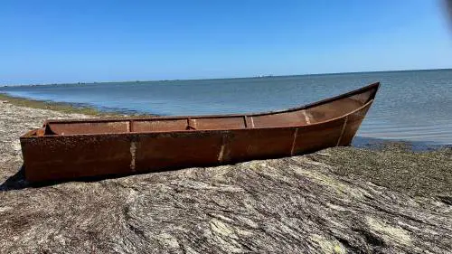 Barchini di ferro dei migranti sequestrati dalla Guardia costiera tunisina.