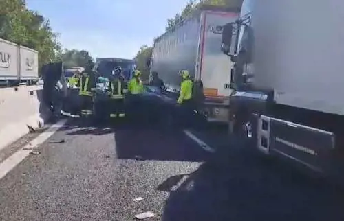 Tragedia sulla A13, auto resta schiacciata: morta una mamma e la bimba di 5 anni