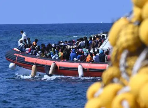 Controlli, minori, espulsioni: la nuova linea del governo sui migranti
