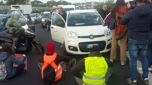 Gli ecovandali rischiano il processo: chiusa la maxi-inchiesta a Roma sui blocchi stradali