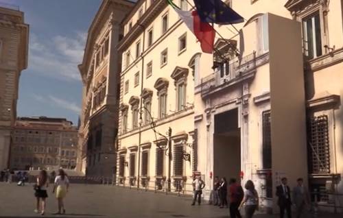 Via le transenne, Giorgia Meloni riapre al pubblico Piazza Colonna a Roma