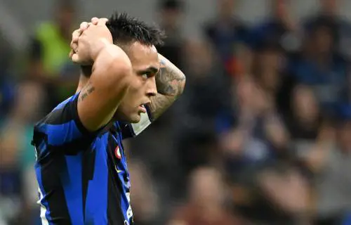 L'Inter torna sulla terra. Il tentativo di fuga inciampa in un super Sassuolo