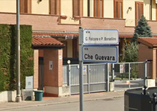 "Via Che Guevara non si tocca". Torna l'ipocrisia "stradale" della sinistra