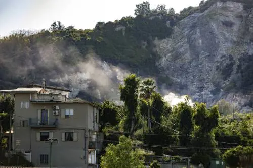Campi Flegrei tra scosse e paura. Musumeci: "Piano straordinario"
