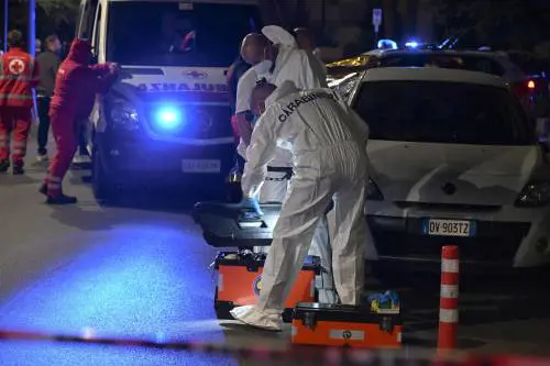 "Non si può vivere all'inferno". Klodiana ammazzata in strada con un colpo in testa: si cerca il marito