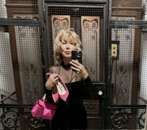 L'attrice Nancy Brilli ha postato un'ironica immagine in cui si mostra in ciabatte e con le scarpe con i tacchi in mano dovuti alla lunga attesa di un taxi a Roma