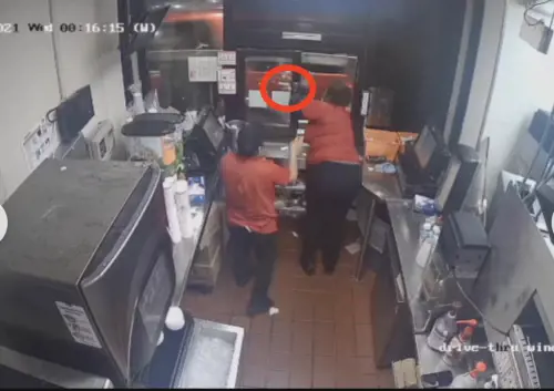 Il momento in cui l'impiegata Alonniea Fantasia Ford, spara verso l'auto del cliente Anthony Ramos che l'ha poi denunciata 