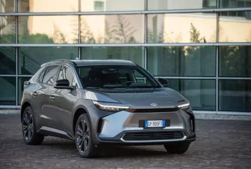 Toyota bZ4X, presentato il primo SUV 100% elettrico della casa giapponese