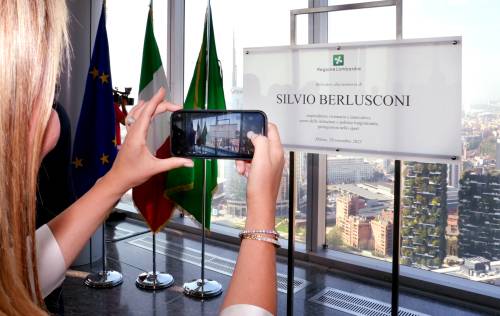 "Non in nostro nome". Pd contro la dedica a Berlusconi a Palazzo Lombardia