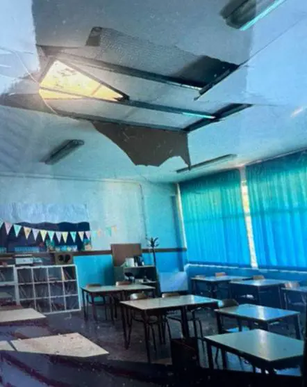 Crolla il controsoffitto di una scuola elementare. La rabbia dei genitori