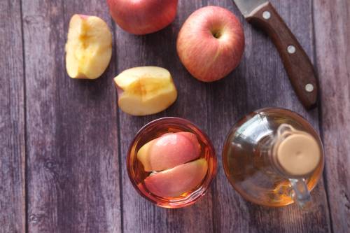 Bere acqua e aceto di mele al mattino fa bene o male?