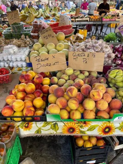 L'iniziativa goliardica del fruttivendolo