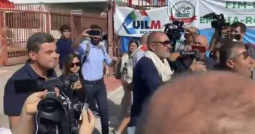 “Ma dove andate?”. Calenda arriva al presidio Marelli ma gli operai se ne vanno