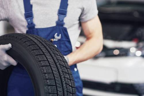 Cambio gomme auto: quando scatta l'obbligo di togliere le estive