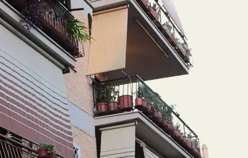 Uccide la madre, la infila in un sacco e lo nasconde nell'armadio. Orrore a Roma