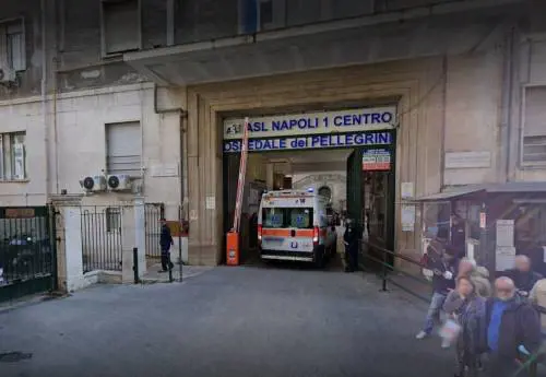 Napoli, ragazza di 17 anni in ospedale con una ferita al braccio: ipotesi lite familiare