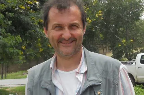 Il prete che incita a occupare casa