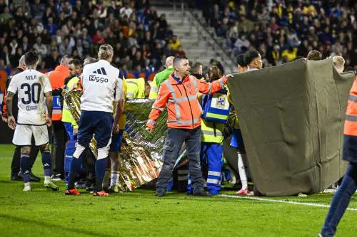 Un colpo alla testa e il portiere resta a terra privo di sensi: choc e lacrime in campo in Olanda